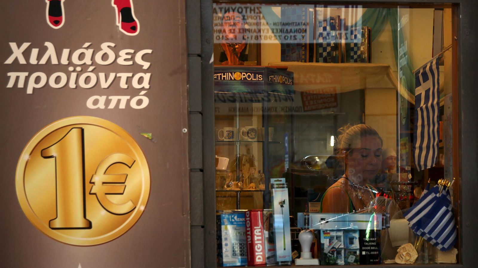 Foto: Una clienta en una tienda de "Todo a un euro" en Atenas (Reuters)