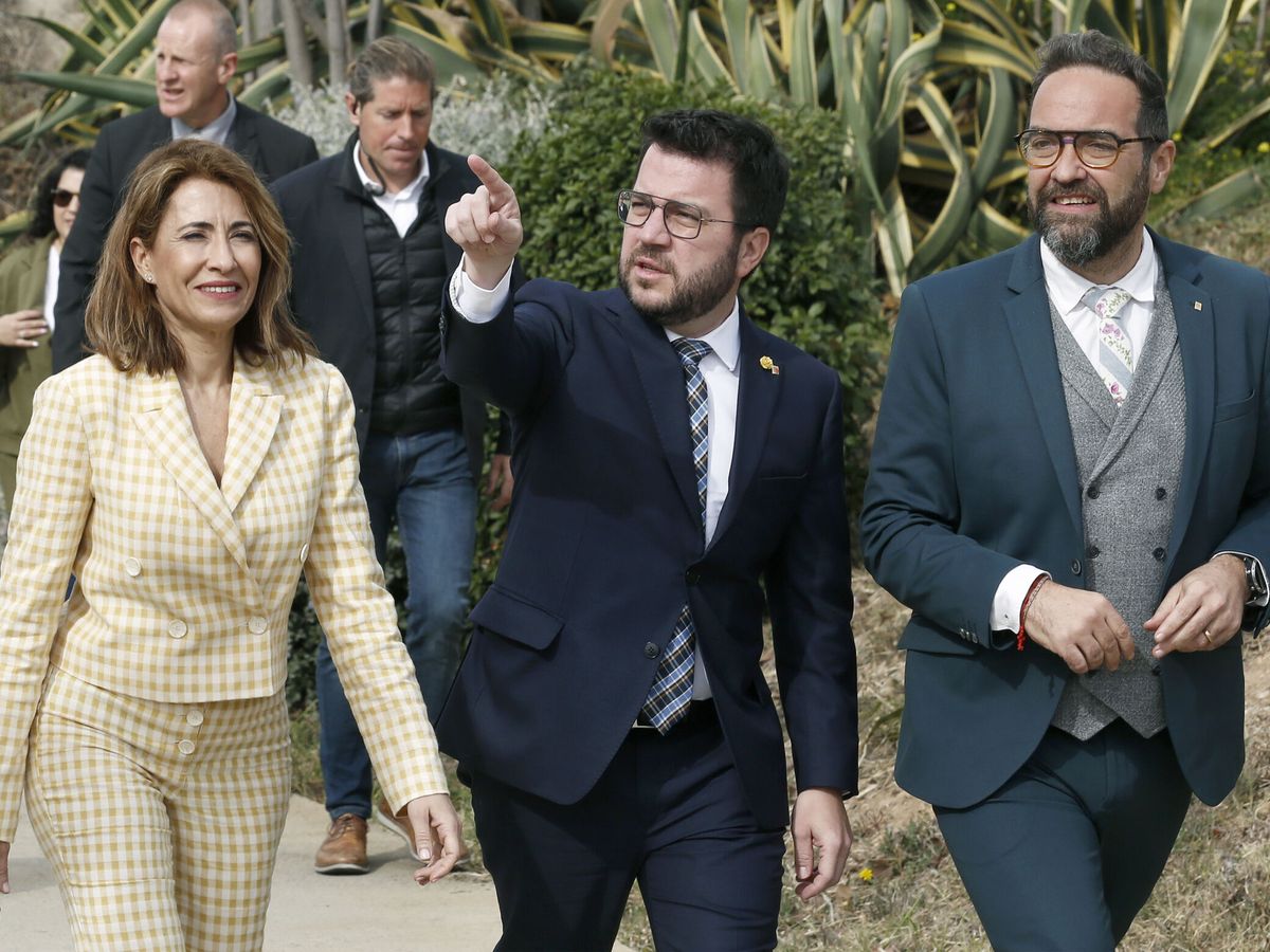 Foto: A la derecha, el 'conseller' de Territorio y Sostenibilidad, Juli Fernàndez. (EFE/Andreu Dalmau)