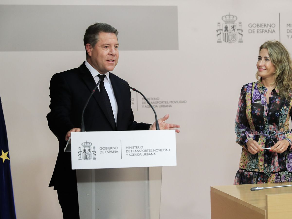 Foto: El presidente de Castilla-La Mancha, Emiliano García-Pague, junto a la ministra de Transportes, Raquel Sánchez. (EFE/Fernando Alvarado)