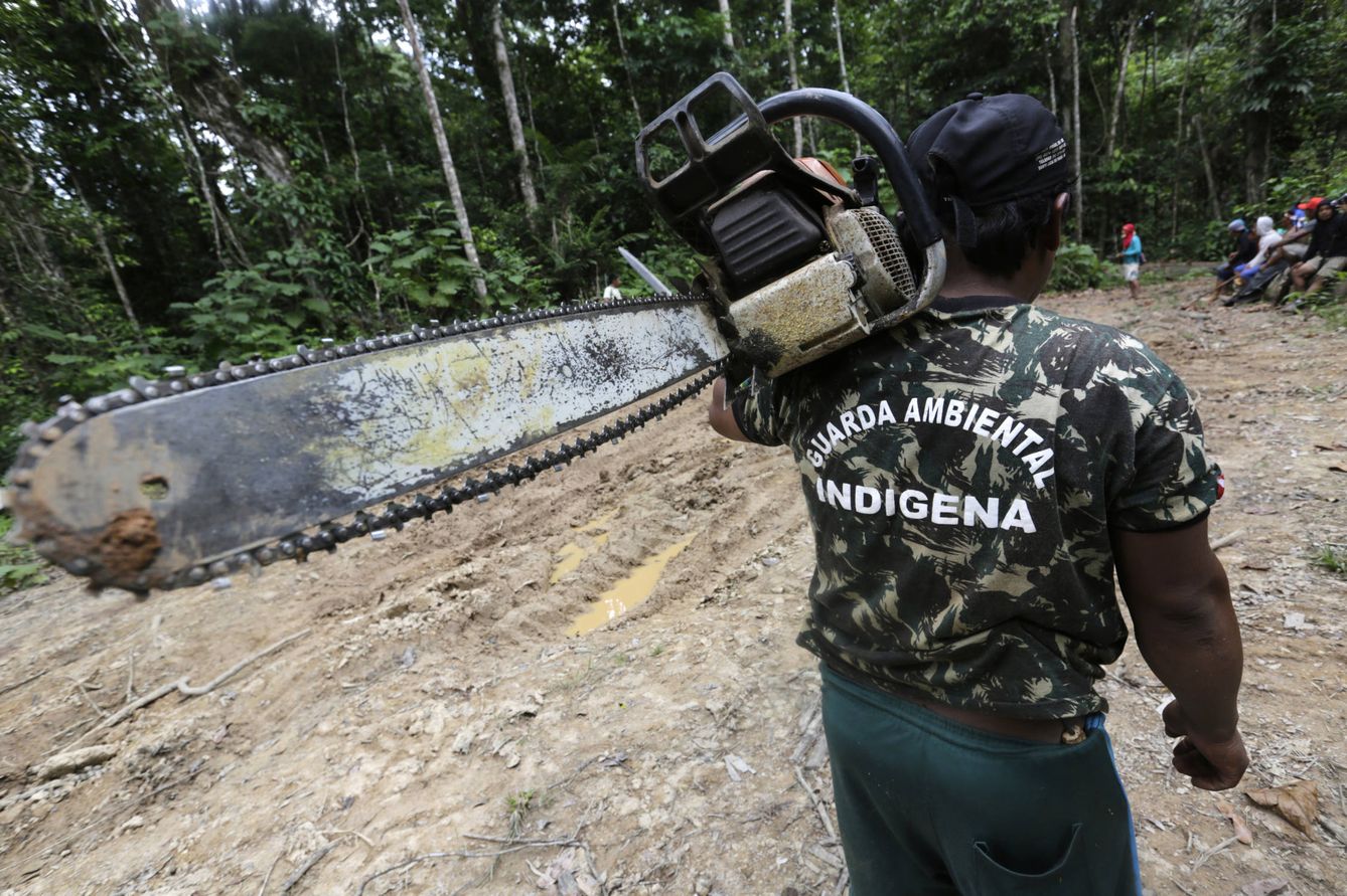 Un miembro de la Guardia Ambiental Indígena transporta una motosierra incautada a madereros clandestinos, en el estado amazónico de Maranhao. (Reuters)