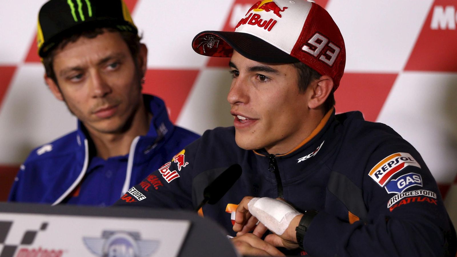 Foto: Roddi observa a Márquez en una rueda de prensa (Reuters). 