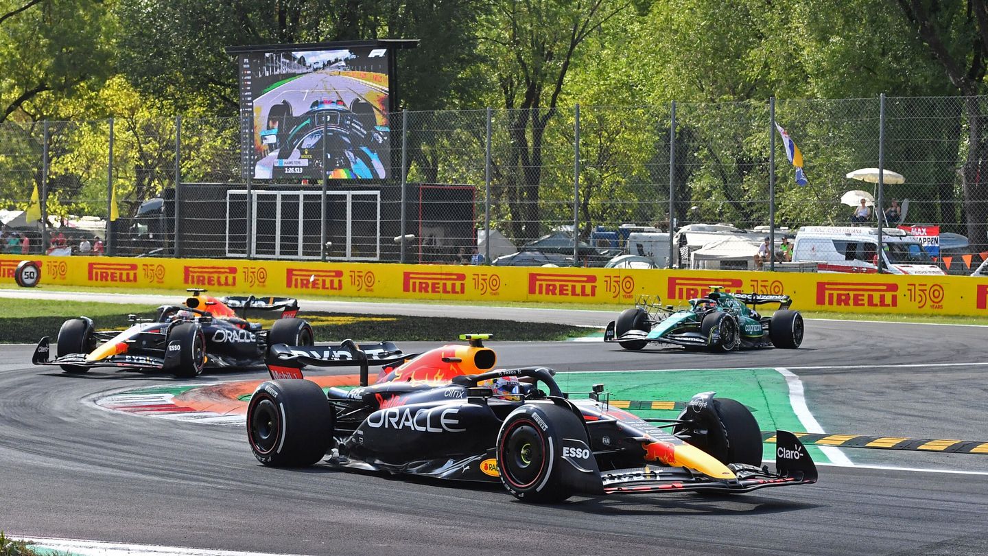En Monza vimos de nuevo mucha mayor diferencia de la habitual entre Max Verstappen y Checo Pérez. (Reuters/Jennifer Lorenzini)