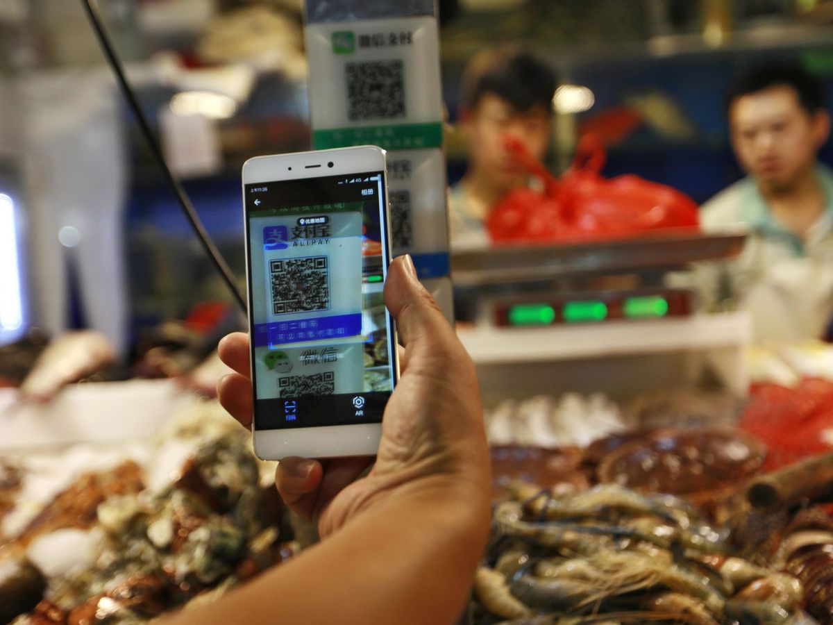 Foto: Un cliente escanea un código QR de Alipay para realizar un pago a través de un teléfono móvil. (EFE)
