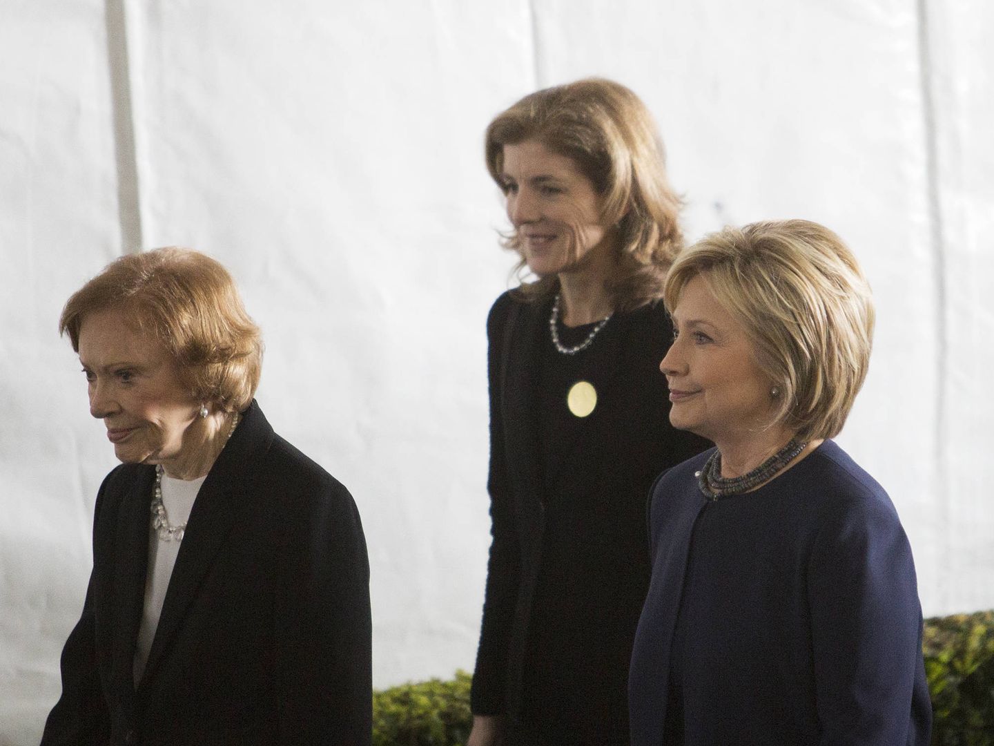 Rosalynn Carter, Caroline Kennedy y Hillary Clinton, en el funeral de Nancy Reagan. (Getty)