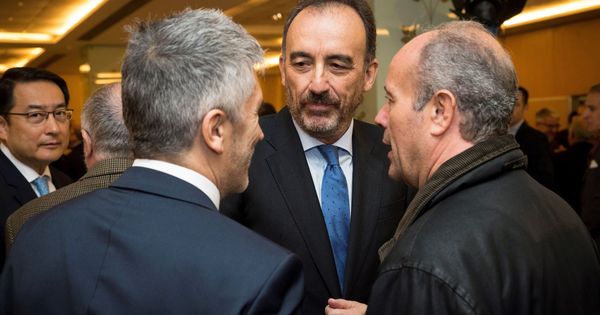 Foto: El ministro del Interior, Fernando Grande-Marlaska (i), saluda a Manuel Marchena (c). (EFE)