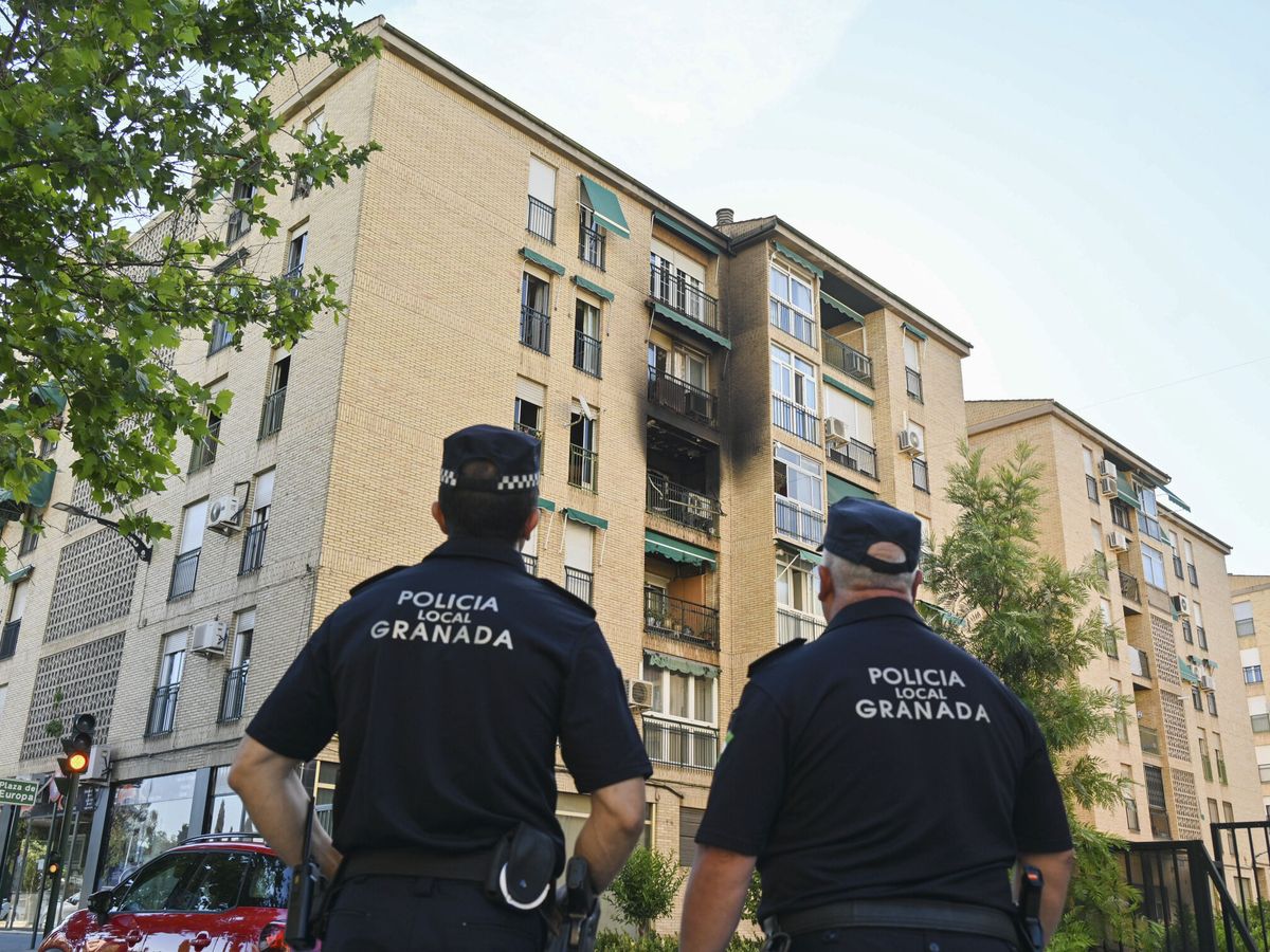 Foto: La Policía delate de un piso incendiado en Granada. (Miguel Ángel Molina)