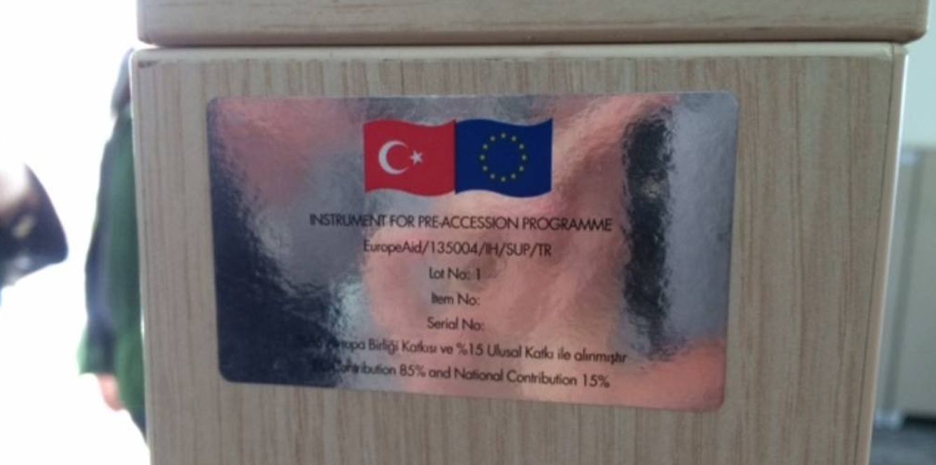 Adhesivo en el mobiliario del centro de Kirklareli que indica la financiación de la UE (Foto: Jon Rodríguez).