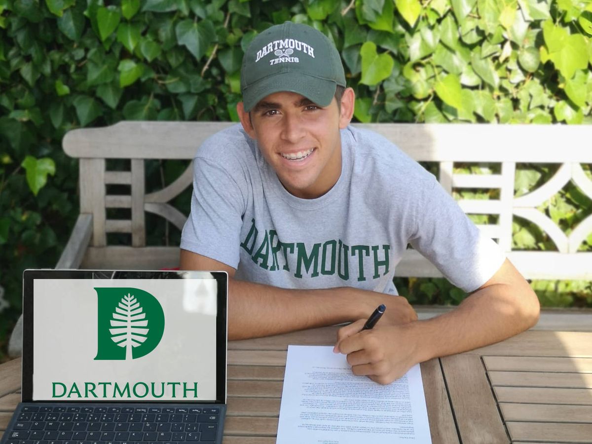 Foto: Carlos Guerrero firma su admisión por Dartmouth. (Fotografía cedida)