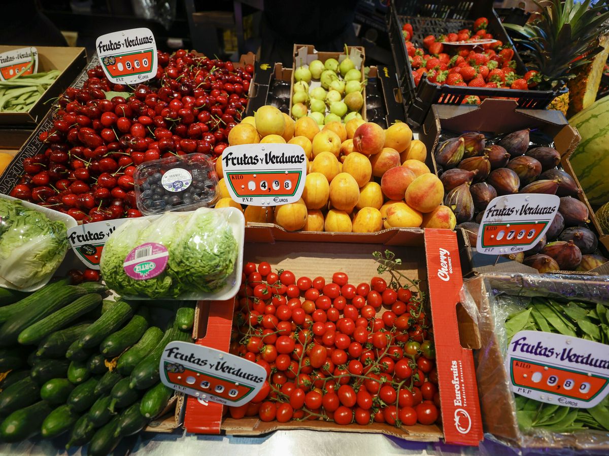 Foto: Una frutería en el Mercado Maravillas de Madrid. (EFE/Javier Lizon)