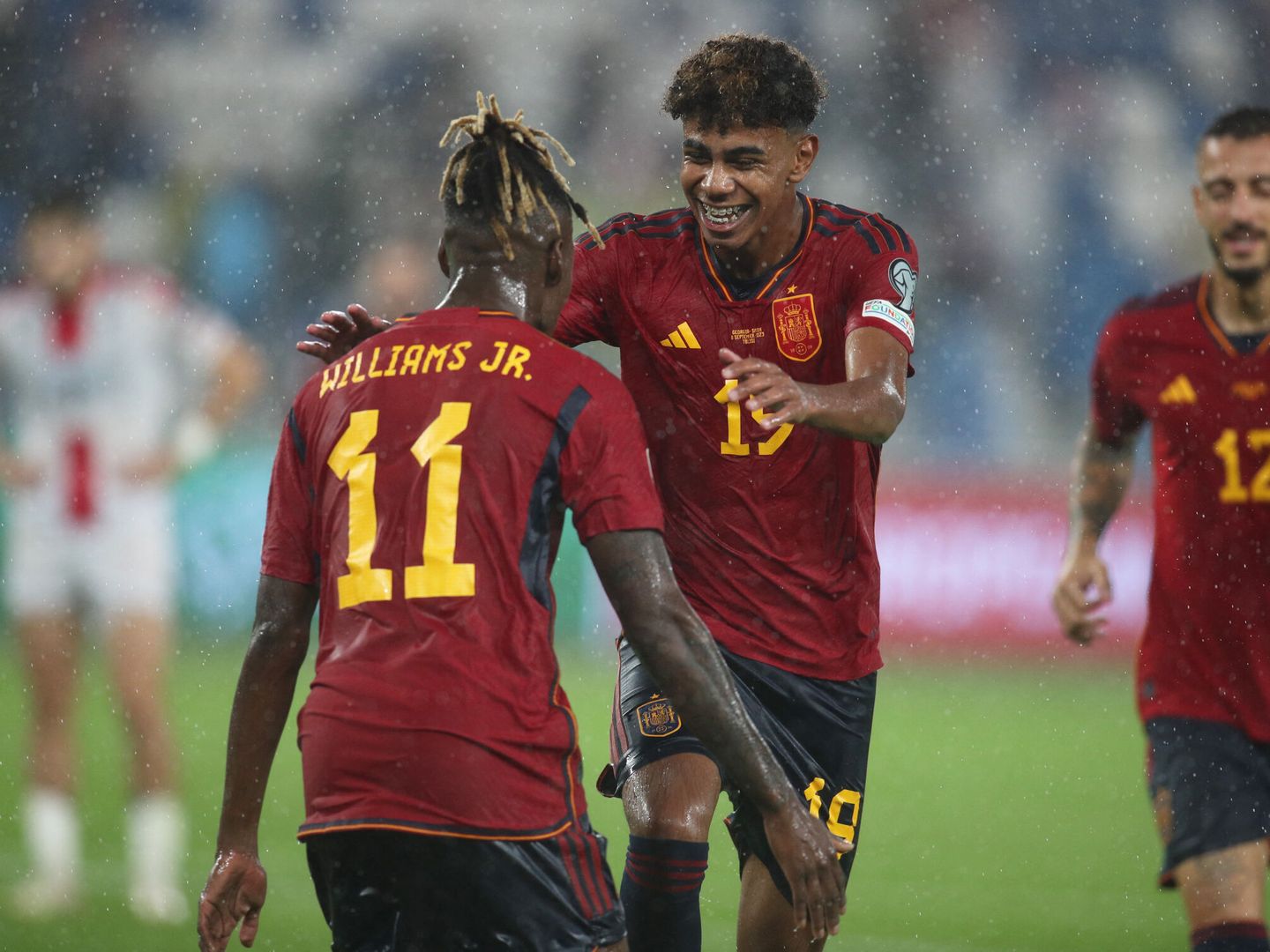 Lamine Yamal celebra su gol con Iñaki Williams. (Reuters/Irakli Gedenidze)