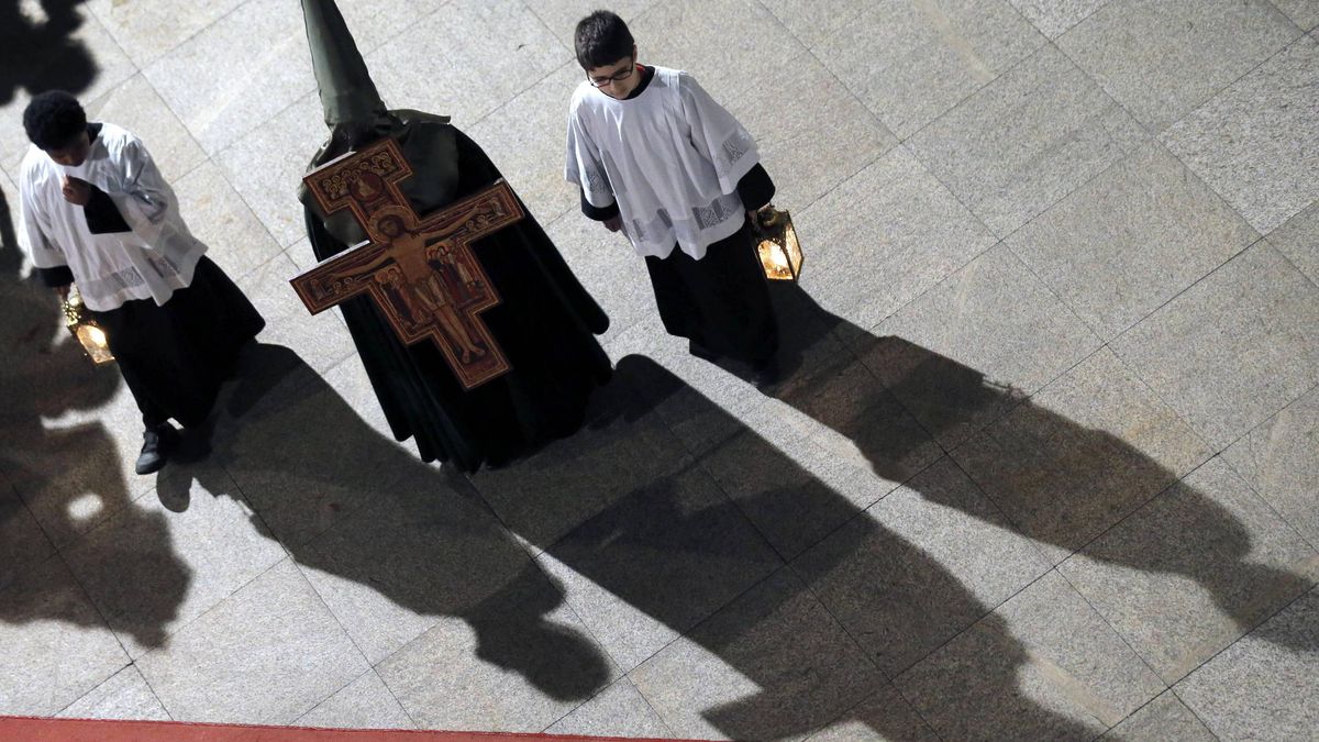 Agreden con una barra metálica al sacristán de una iglesia del casco histórico de Santiago