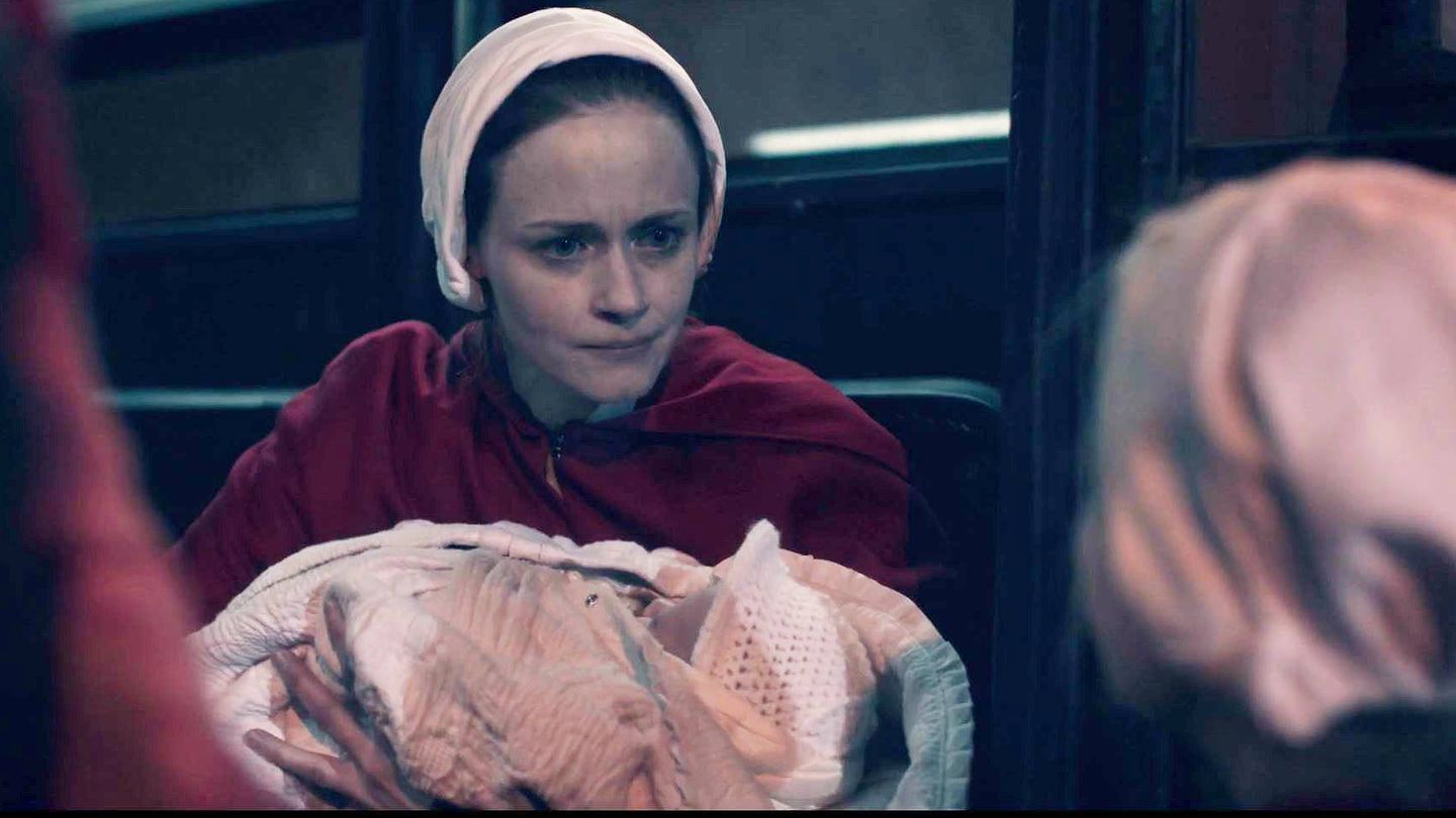 June entrega el bebé a su amiga Emily. (HBO)