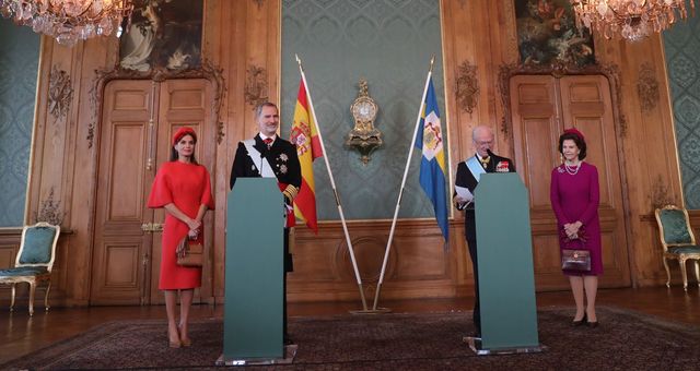 Los Reyes de España y de Suecia, en una intervención ante la prensa. (Juanjo Martín/EFE)