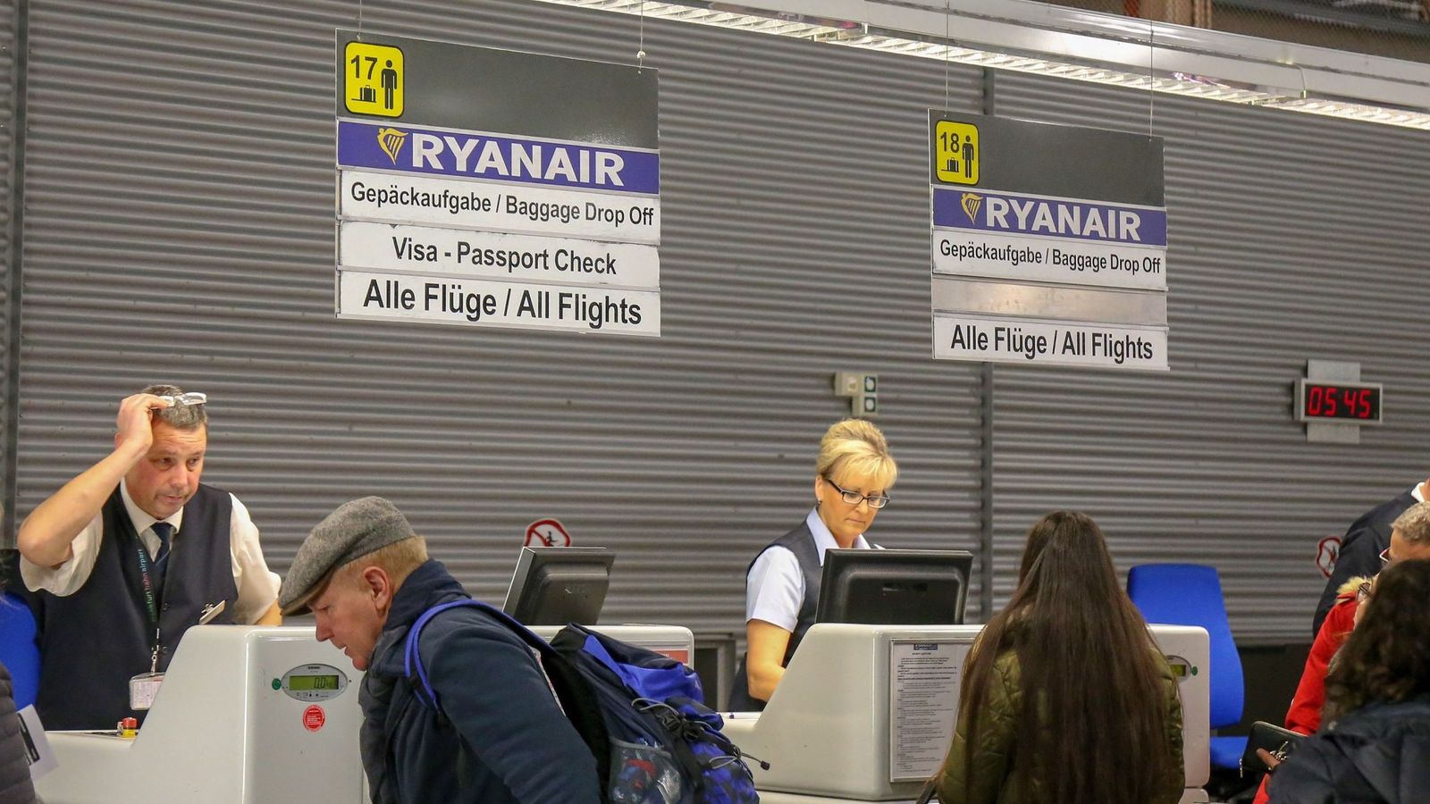 Foto: Viajeros facturan su equipaje en un mostrador de la aerolínea Ryanair en el aeropuerto de Fráncfort-Hahn. (EFE)