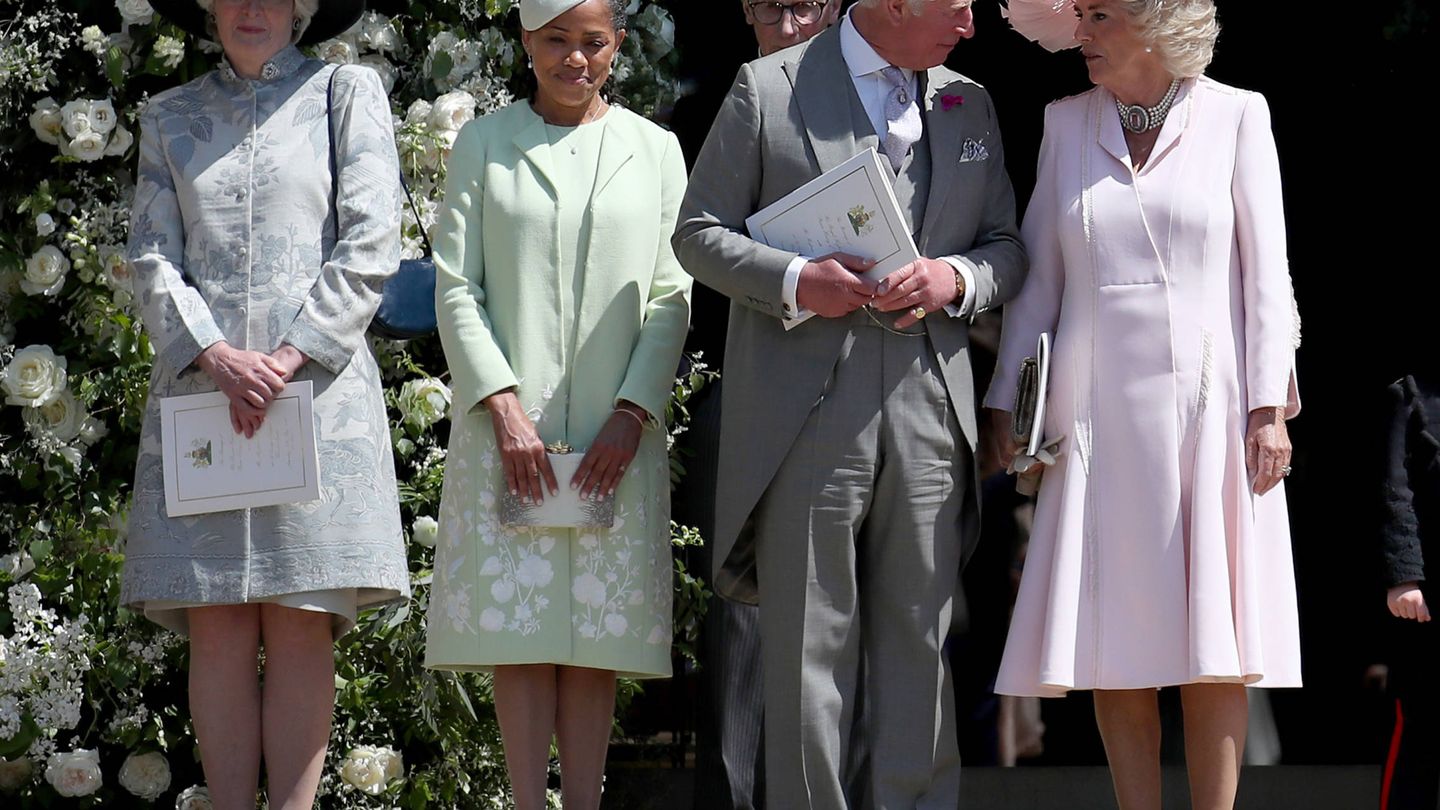 Lady Jane Fellowes junto a Doria Ragland, el príncipe Carlos y la duquesa de Cornualles, tras la boda del príncipe Harry y Meghan Markle. (Getty)