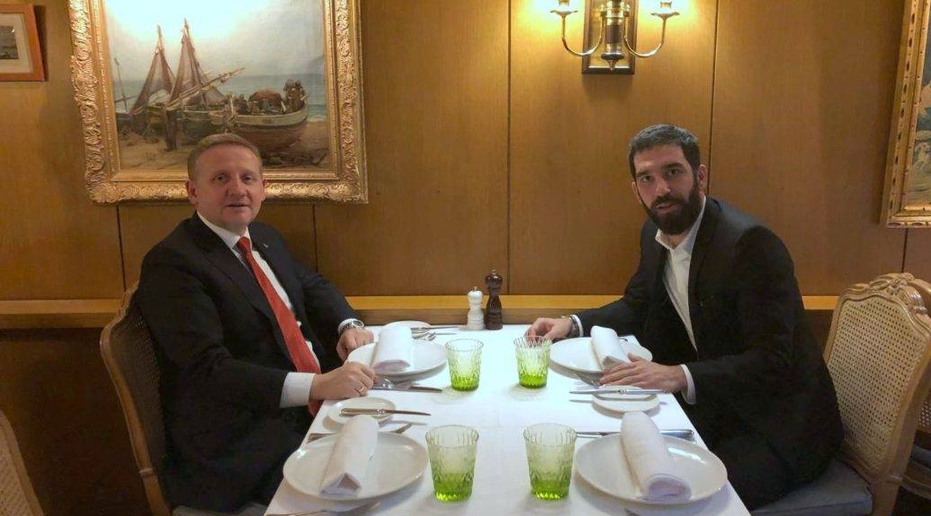 Arda Turan junto al presidente del Basaksehir. (Istanbul Basaksehir)