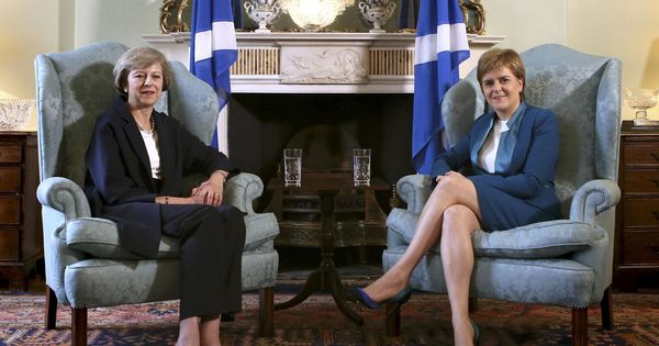 Foto: Theresa May, junto con la líder escocesa, Nicola Sturgeon. (Reuters)