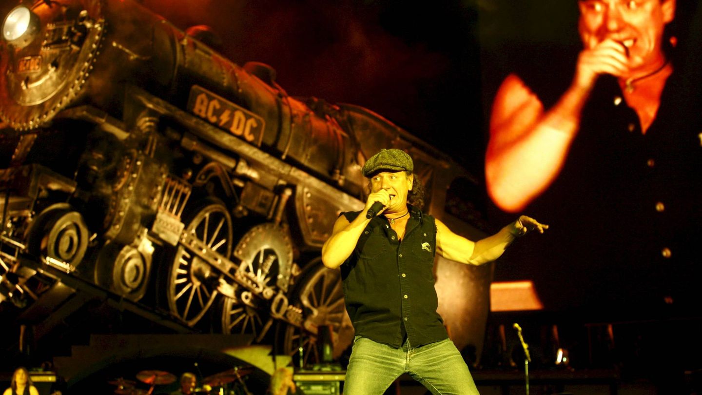 El cantante del grupo australiano ACDC, Brian Johnson, durante su actuación en el Calderón de 2009. (EFE)