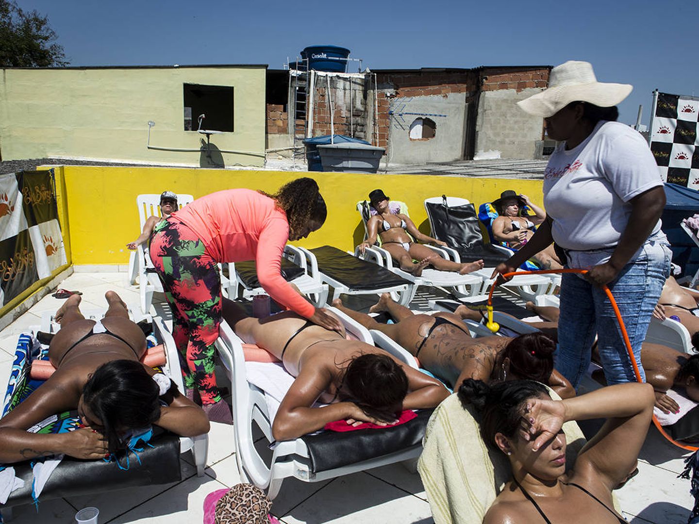 Un grupo de mujeres toma el sol en la terraza de Erika Bronze. (V. Saccone)
