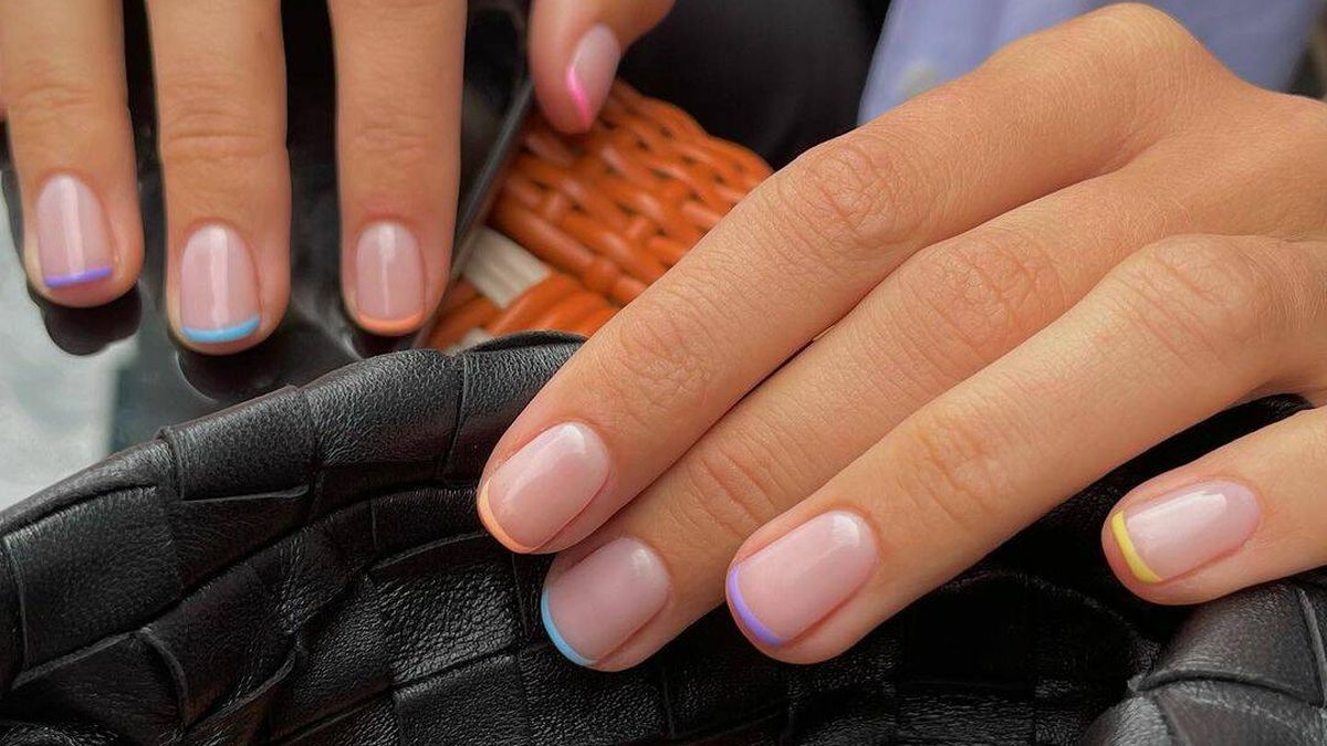 Es oficial, la manicura francesa arcoíris es la tendencia para tus uñas este verano