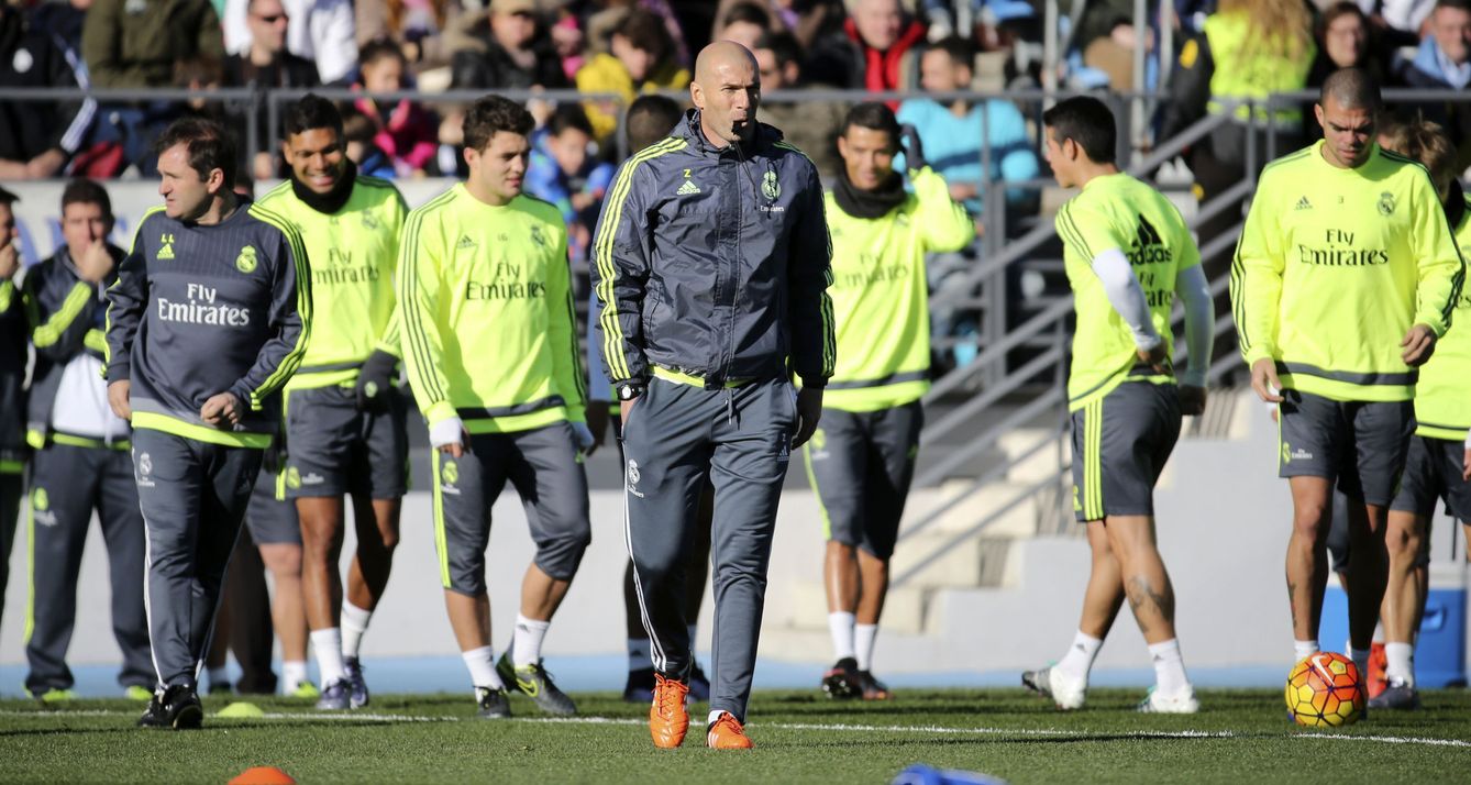 Zidane dirige su primer entrenamiento al frente del Real Madrid. (EFE)