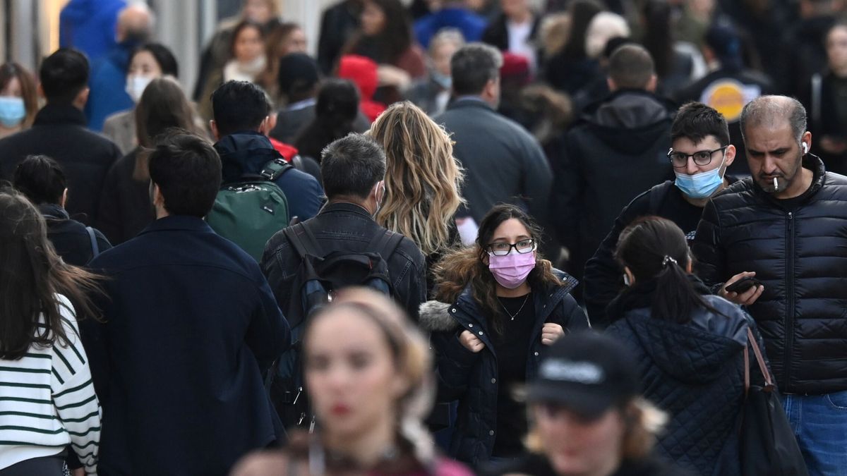 Hasta a Merkel le sorprende: por qué tantos españoles aún llevan mascarilla en la calle