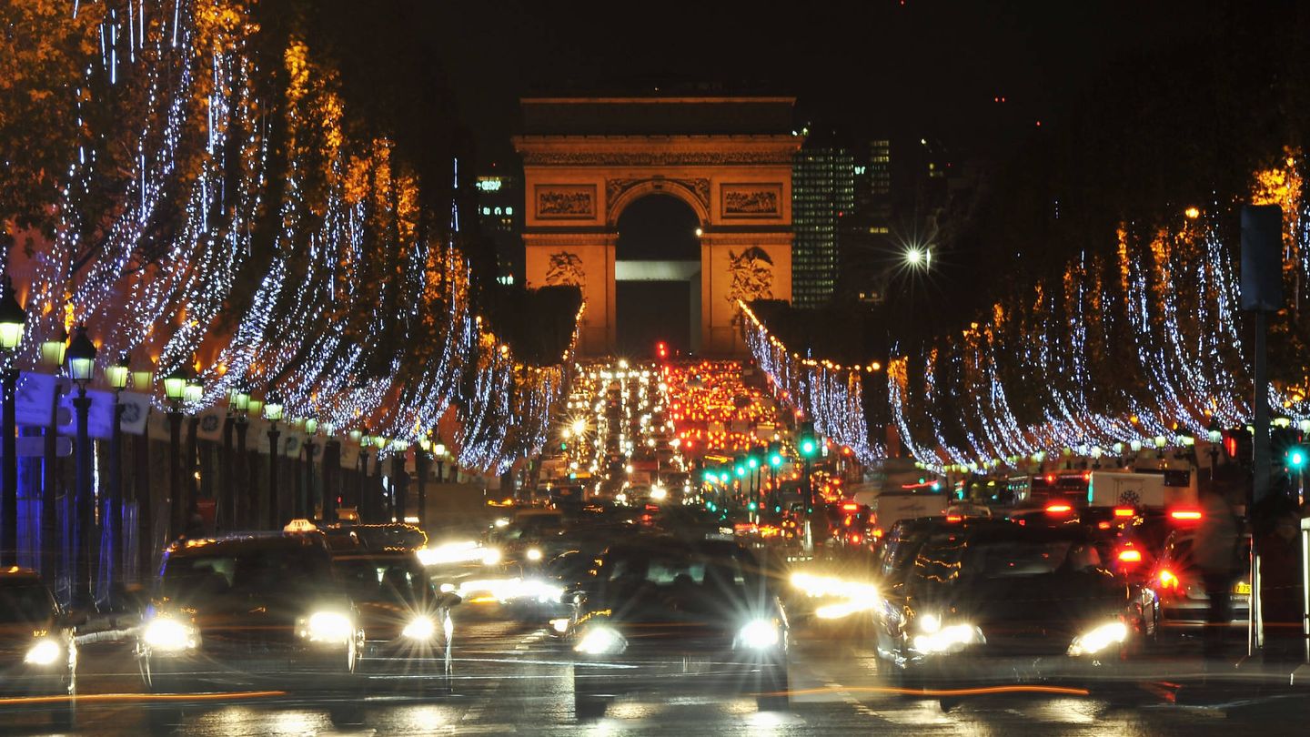 La ciudad de París iluminada en Navidad (Getty)