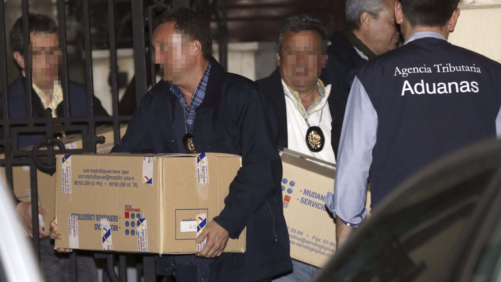 Foto: Funcionarios de la Agencia Tributaria sacan cajas con documentación del despacho de Rato. (EFE)