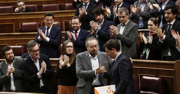 Foto: El líder de Ciudadanos, Albert Rivera (d), es aplaudido por los miembros de su grupo tras su intervención ante el pleno del Congreso. (EFE)