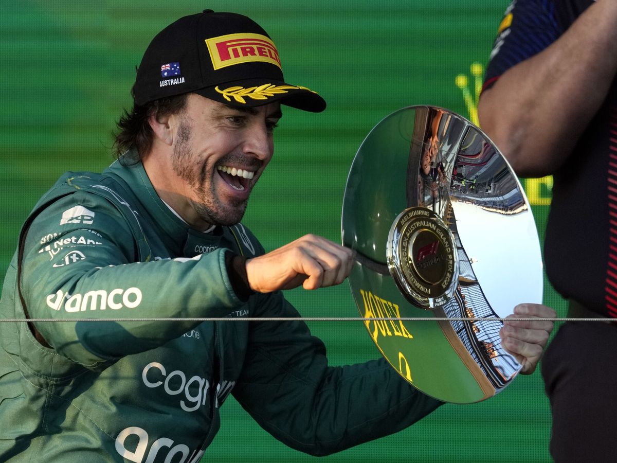 Foto: Fernando Alonso celebra un podio. (EFE/Simon Baker)