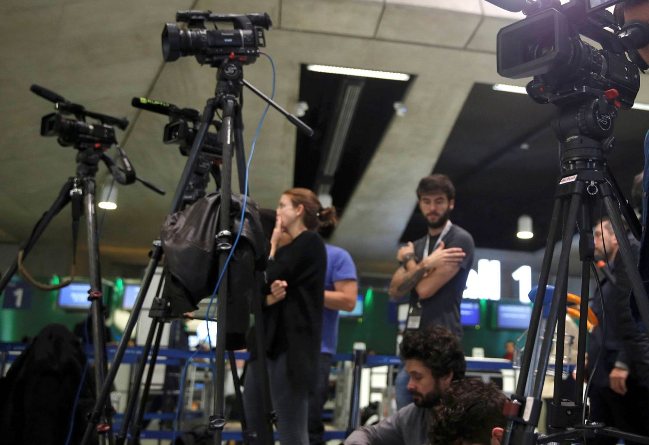 Periodistas ante la oficina de EgyptAir en el aeropuerto Charles de Gaulle de París (Reuters).