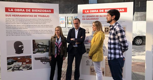 Foto: Alfonso Alonso, acompañado de dirigentes del PP vasco, este lunes en la inauguración de la contramuestra con la "auténtica obra" del etarra Jon Bienzobas en Galdakao. (EC)