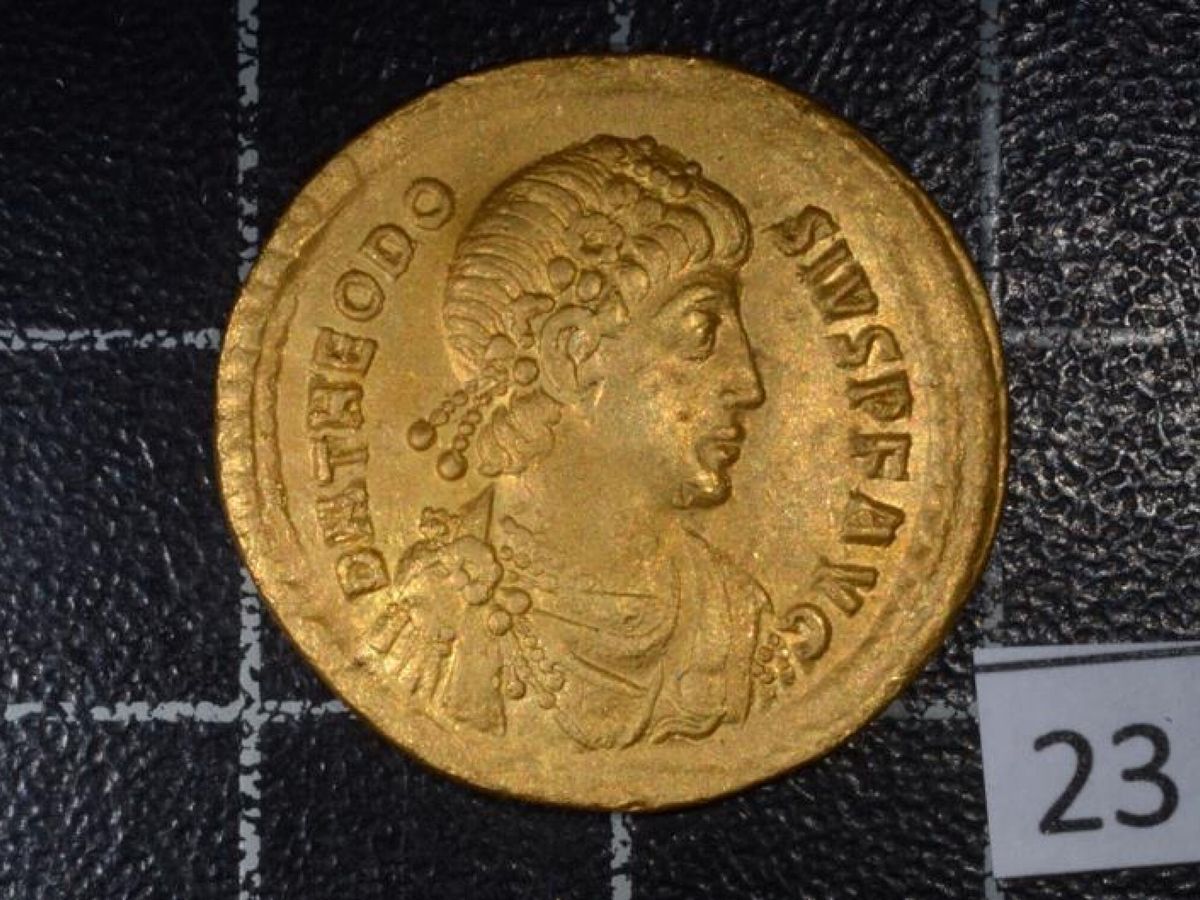 Foto: Restauradas 53 monedas de oro romanas del siglo IV  y V d. c. halladas en el mar de Xàbia (EFE)