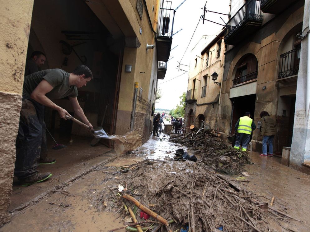 Foto: Varios operarios y vecinos realizan tareas de desescombro en Tarragona. (EFE)
