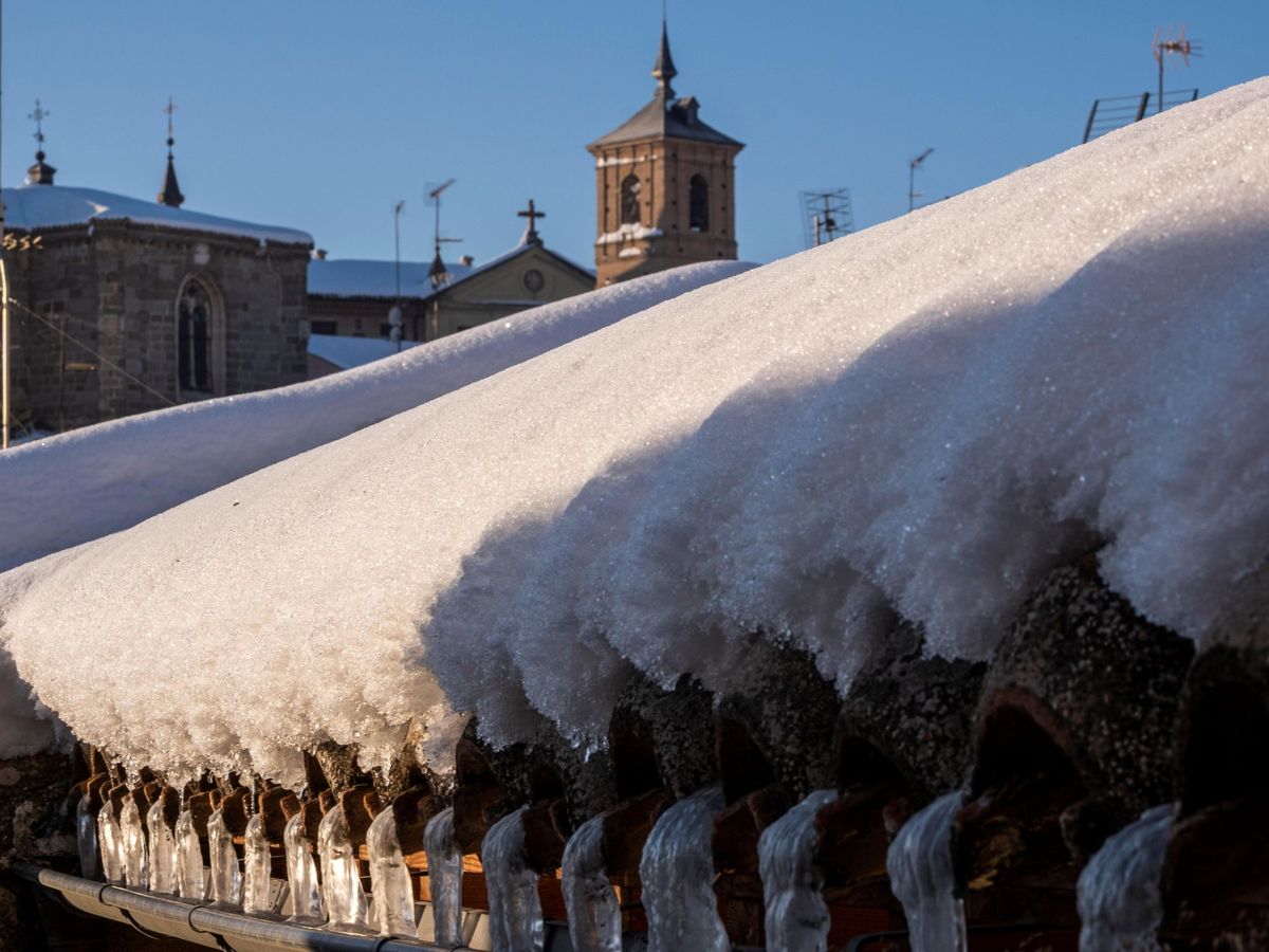 Foto: Nieve acumulada en el tejado de una vivienda de Toledo. (EFE)