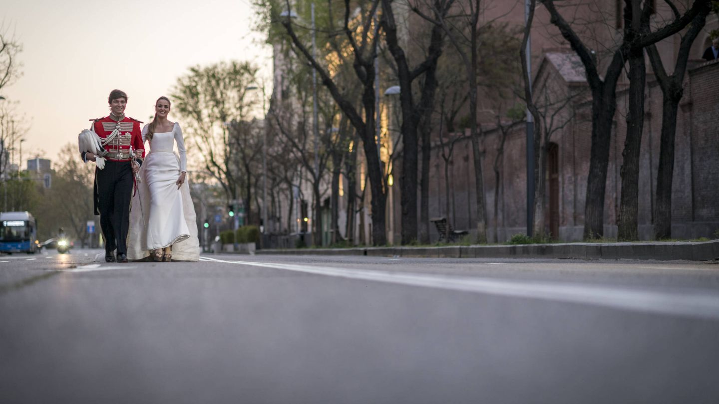 Los recién casados pasean felices. (Foto:  Liven Photography)