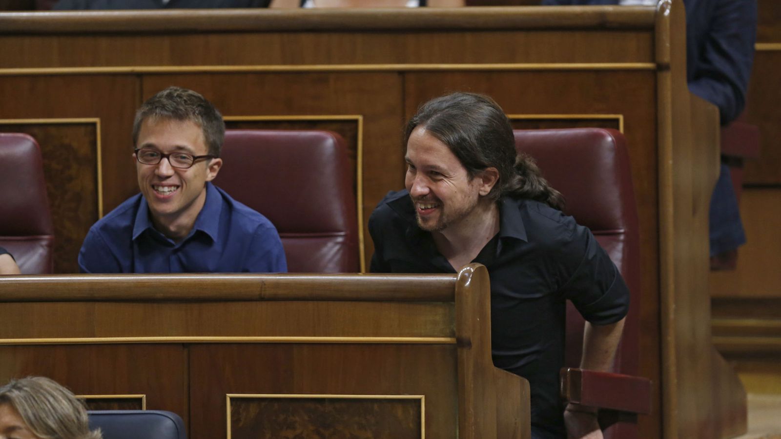 Foto: El secretario general de Podemos, Pablo Iglesias (d), y el portavoz parlamentario, Iñigo Errejón (i), en sus escaños del Congreso de los Diputados. (EFE)