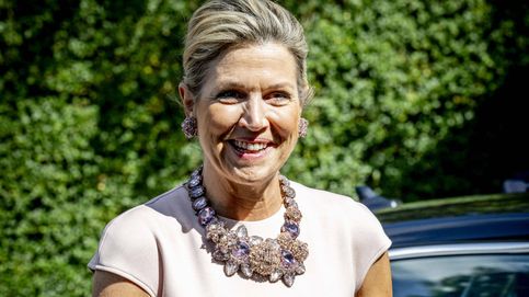 Máxima de Holanda tiene el look perfecto para el verano: pantalón blanco, top rosa y un original collar de bisutería