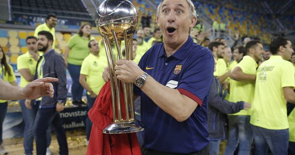 Foto: Svetislav Pesic posa con el trofeo de la Copa del Rey en el parqué del Gran Canaria Arena. (ACB Photo)