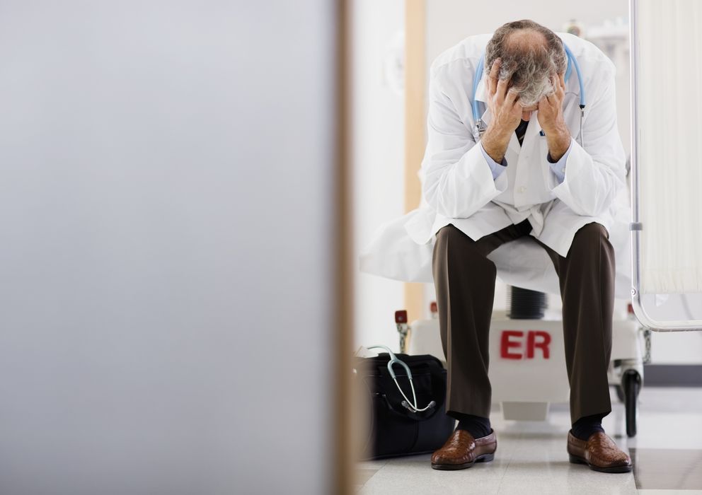 Foto: Trabajar por turnos, como puede ser el caso del personal sanitario, acarrea graves problema de salud a la larga. (Corbis)