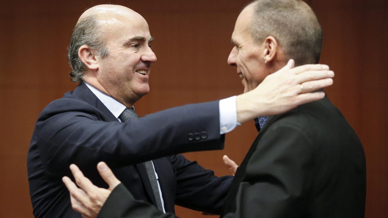 Foto: El ministro español de Economía y Competitividad, Luis de Guindos, saluda al ministro griego de Finanzas, Yanis Varoufakis (EFE)