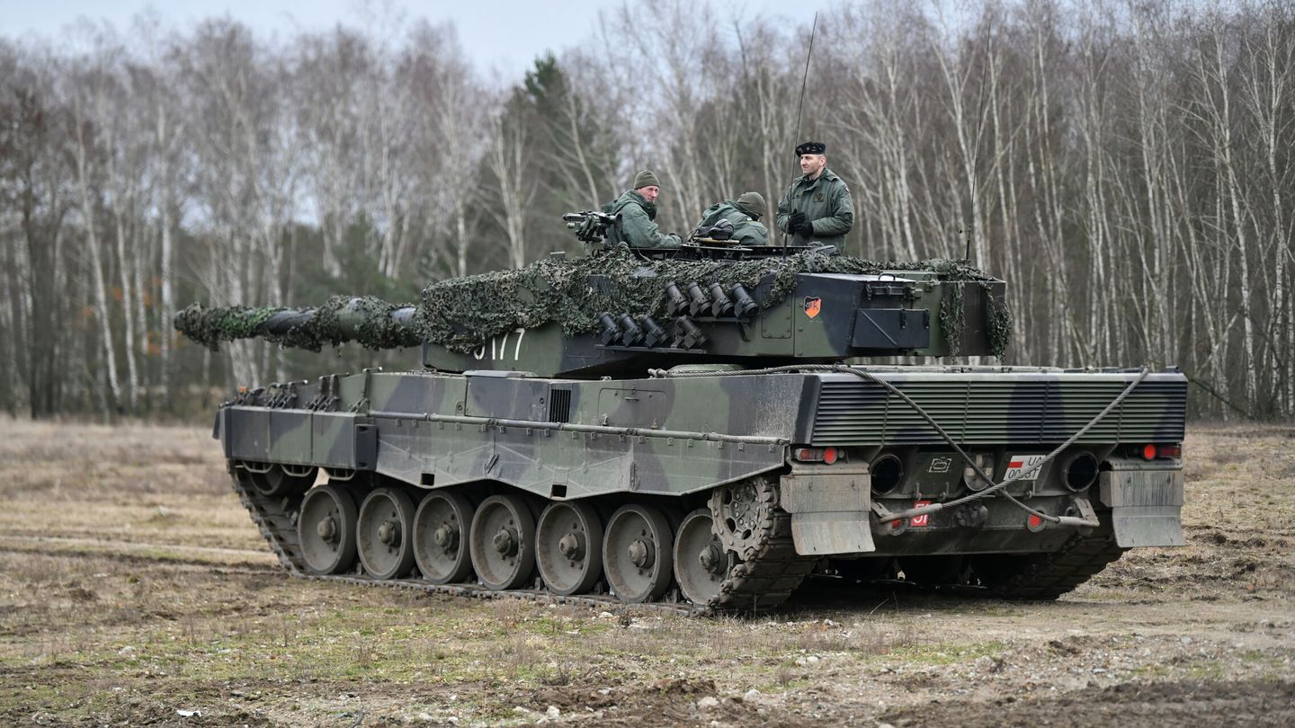 Soldados ucranianos reciben en Polonia entrenamiento sobre el manejo de tanques Leopard II. (EFE)