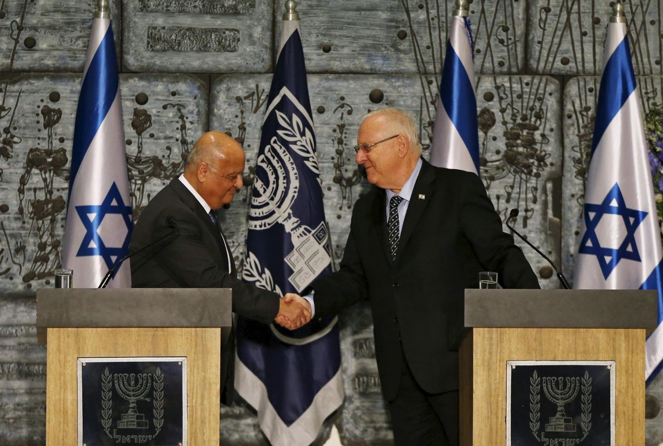 El juez Salim Joubran estrecha la mano del Presidente israelí Reuven Rivlin durante una ceremonia electoral en Jerusalén, el 25 de marzo de 2015 (Reuters)