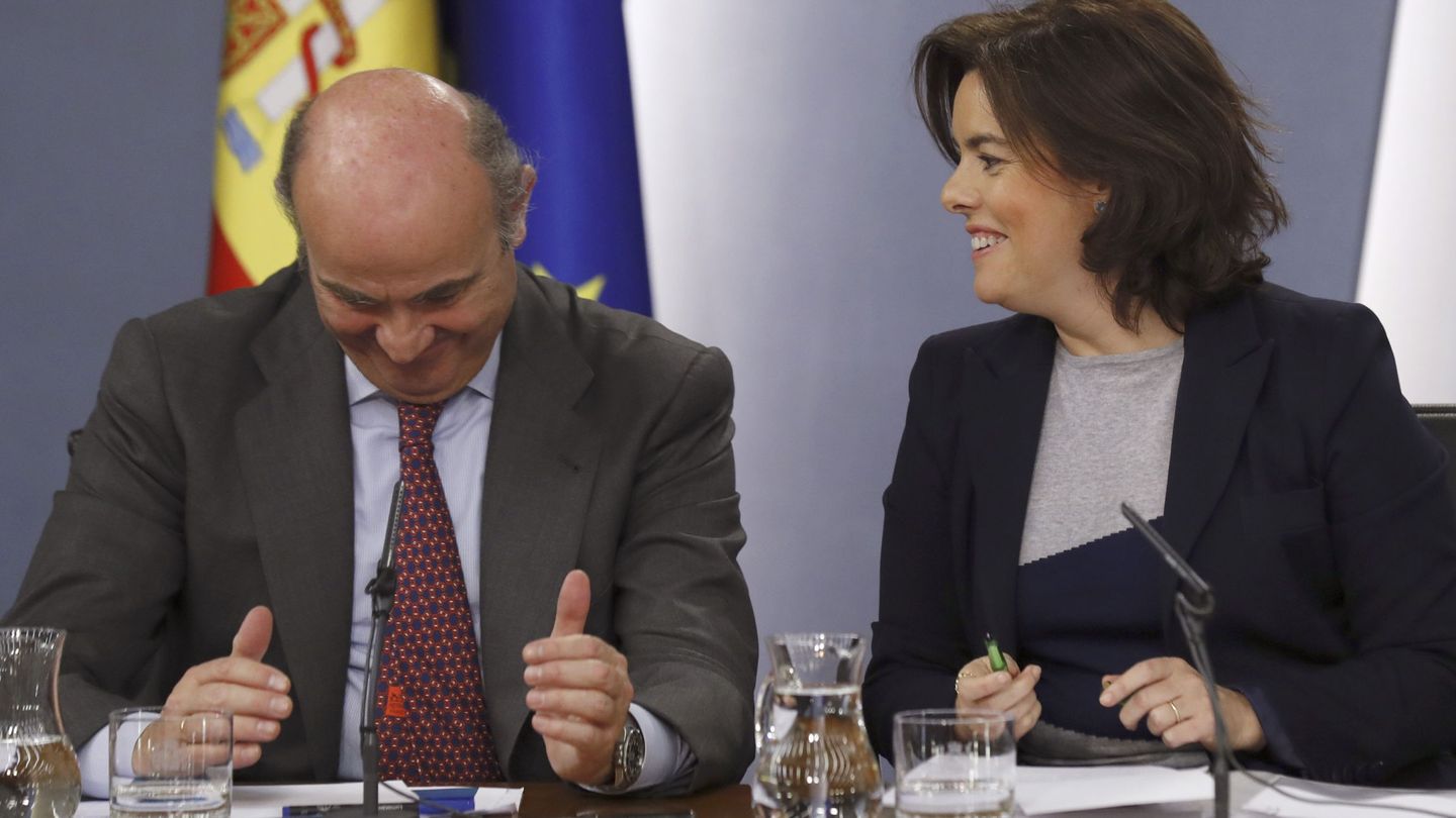 La vicepresidenta del Gobierno, Soraya Saénz de Santamaría, y el ministro de Economía, Luis de Guindos.