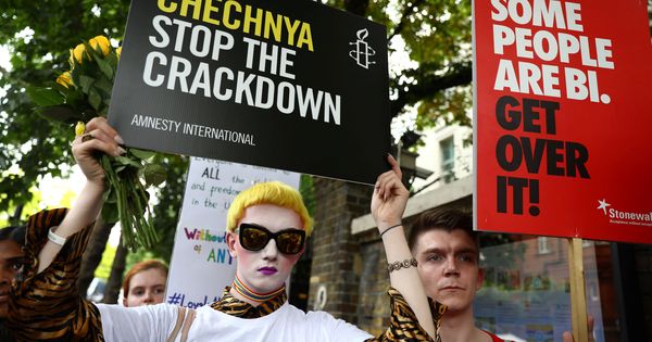 Foto: Manifestación en Londres contra la represión de los homosexuales chechenos (Reuters)