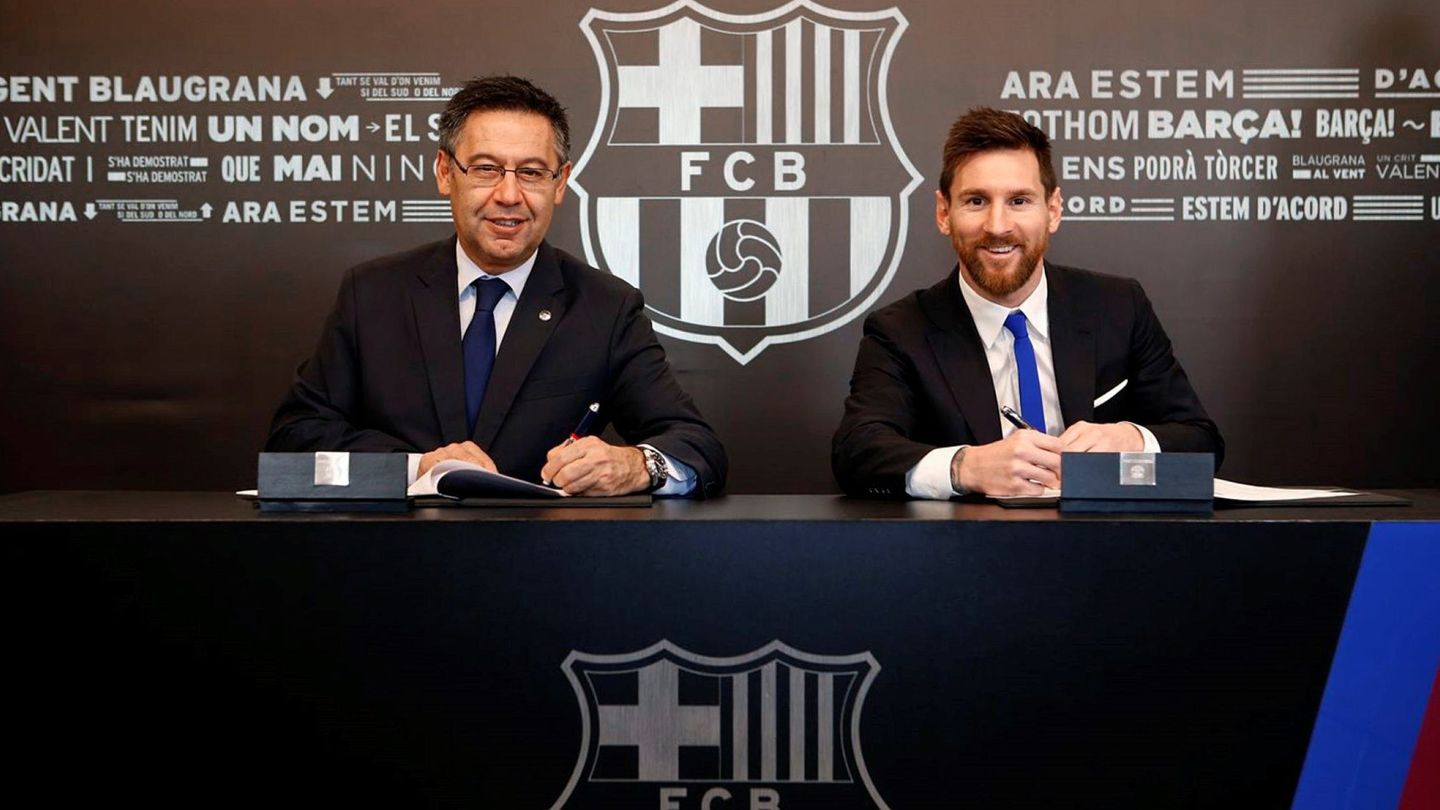 Leo Messi, junto a Josep Maria Bartomeu, tras firmar su último contrato con el FC Barcelona. (EFE) 