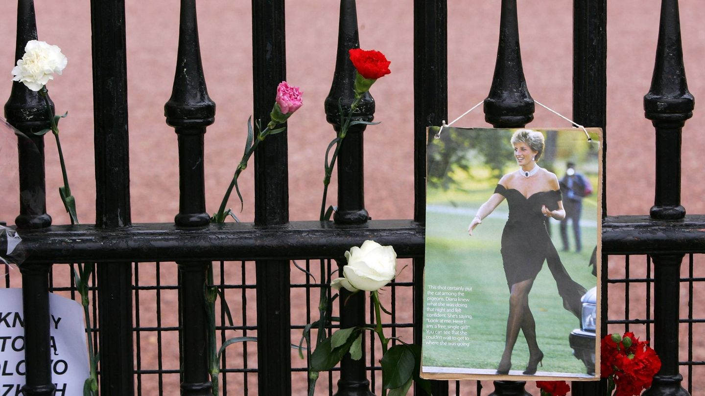 El recuerdo a la princesa se mantiene vivo en la entrada del palacio de Kensington. (Getty)