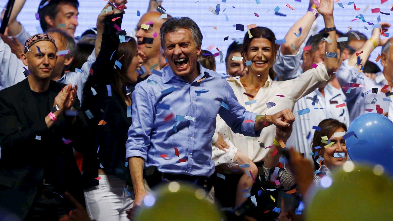 Foto: Mauricio Macri celebra el resultado de las elecciones junto a su mujer, Juliana Awada, en Buenos Aires. (Reuters)