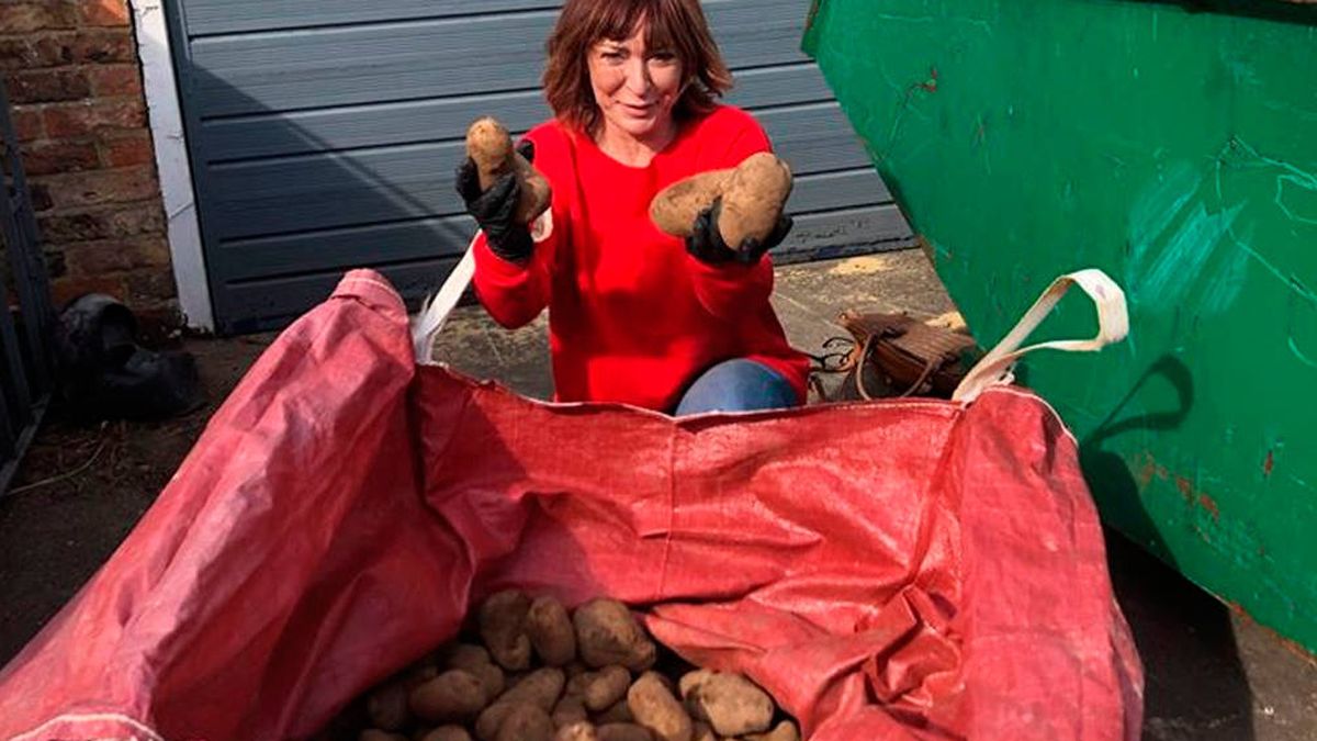 Una agricultora que ganó la lotería regala todas las patatas de su huerto a sus vecinos