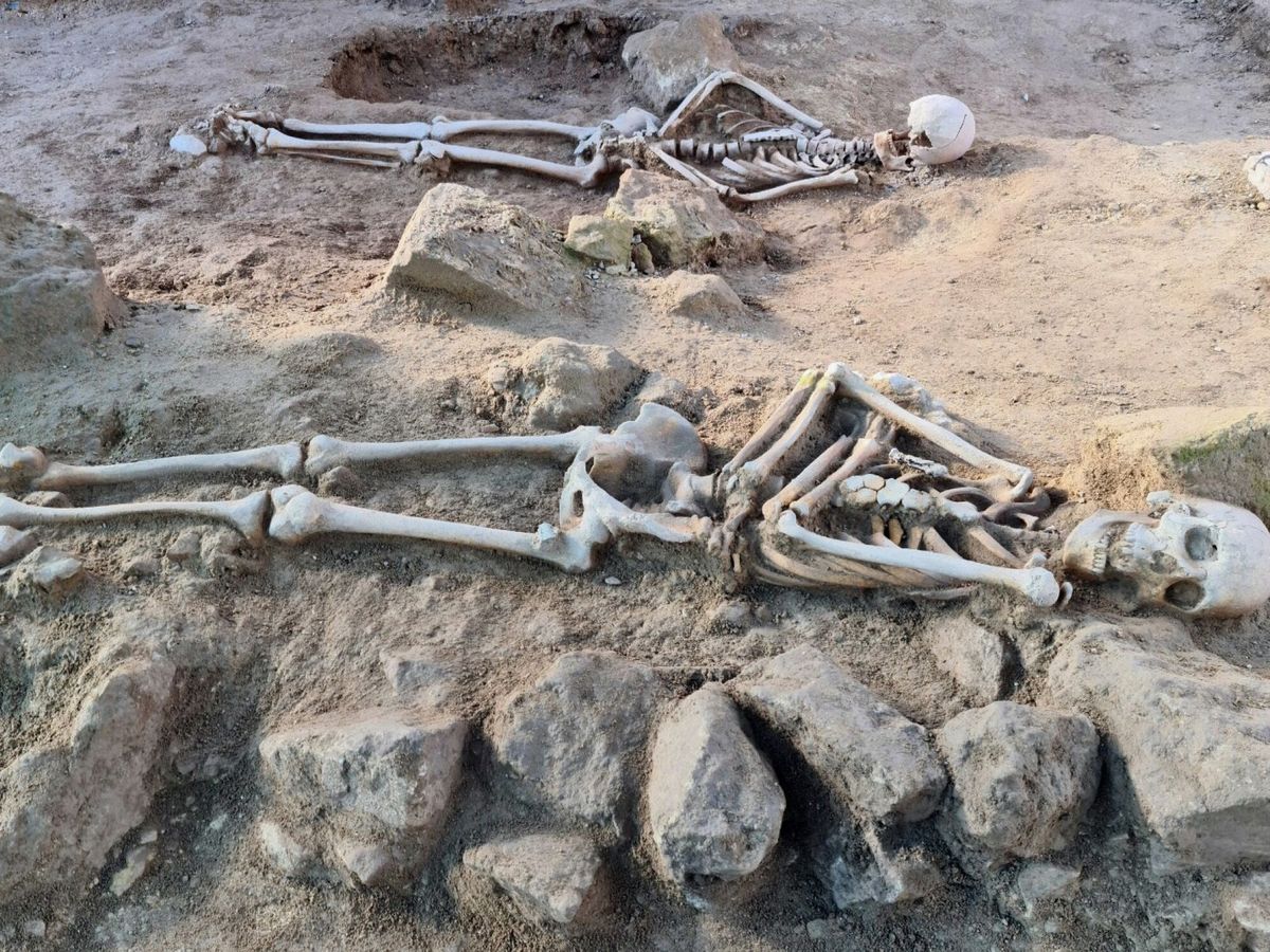 Foto: Los dos cuerpos encontrados por un equipo de arqueólogos en el castillo de Bellver de Palma de Mallorca (EFE/Ayuntamiento Palma)